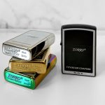 فندک_بنزینی_Zorro_مدل_حاشیه_دار_با_پوشش_تیتانیوم_print42o.ir_